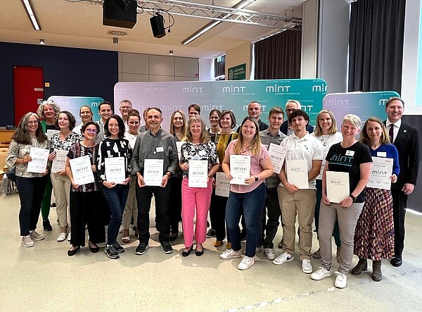 Teilnehmer des MINT-Programms mit Zertifikaten. Gruppenfoto mit den ausgezeichneten MINT Botschaftern