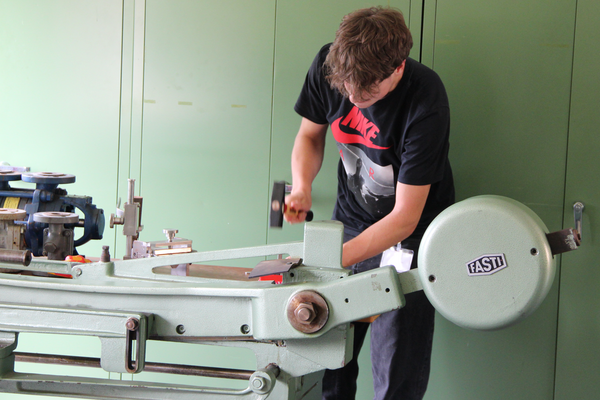 Person arbeitet an einer Maschine