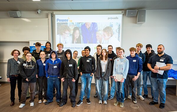 Gruppenfoto von Schülern und Lehrern