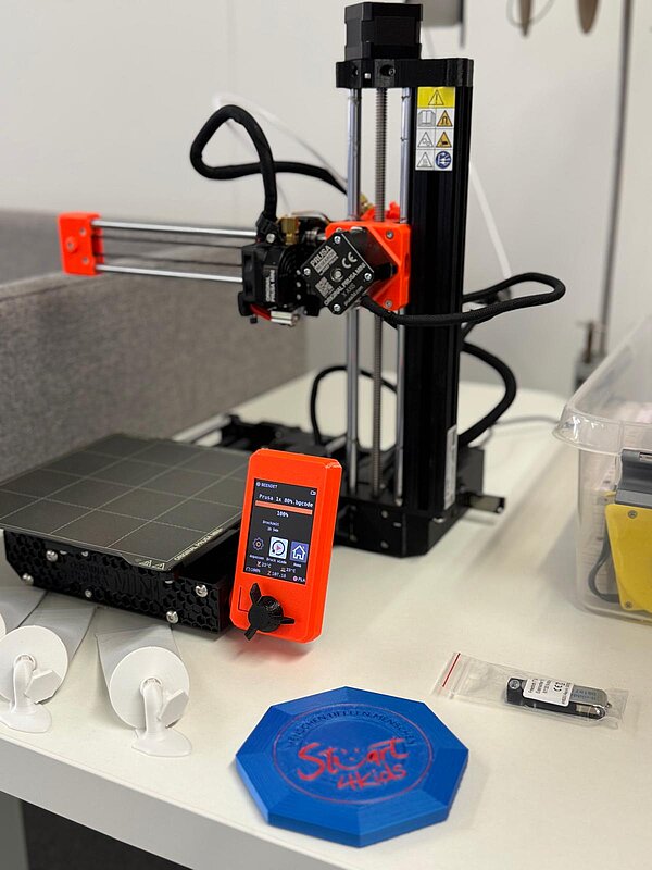 Nahaufnahme eines 3D Druckers in der Schule