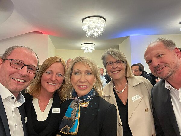 Gruppenfoto bei einer Veranstaltung mit fünf Personen Gruppenfoto von fünf Personen