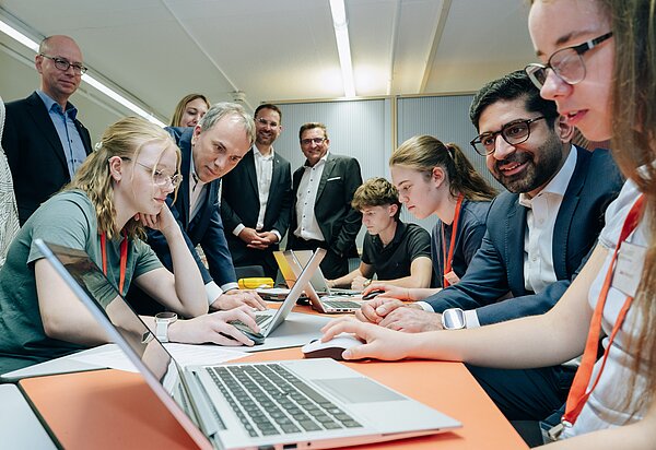 Schüler arbeiten an Laptops.