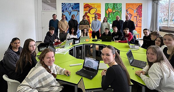 Foto der 3D-Druckerübergabe bei der Bertha-von-Suttner-Schule in Nidderau 
