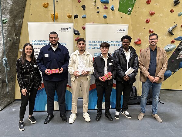 Teamfoto der Teams von Clariant und Sudarshan mit Ausbildungsbetreuung