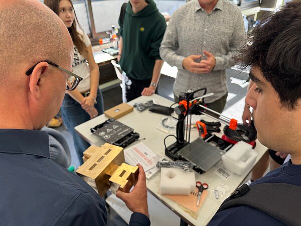 Arbeit mit dem 3D Drucker bei der Heinrich-von-Kleist-Schule Eschborn