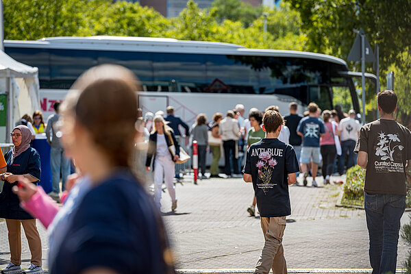 Erlebniswelt bei Provadis: Wege nach der Schule hautnah erleben Erlebniswelt bei Provadis: Wege nach der Schule hautnah erleben