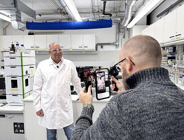 Ein Wissenschaftler wird im Labor fotografiert. Ein Wissenschaftler in einem Labor.