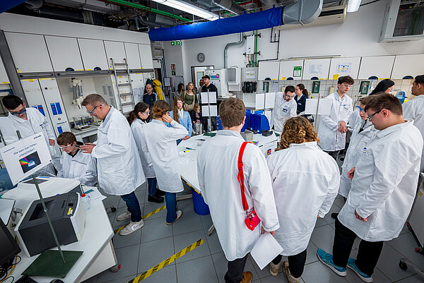 Gruppe von Wissenschaftlern im Labor