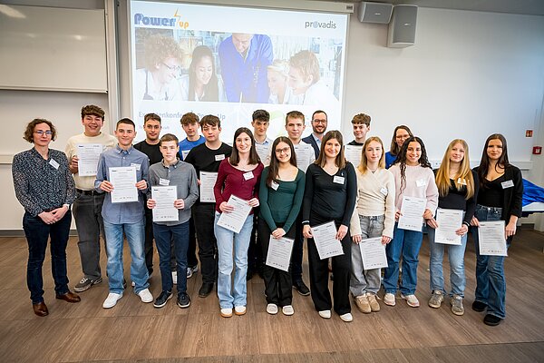 Gruppe von Absolventen mit Urkunden in einem Seminar Gruppe junger Menschen mit Urkunden
