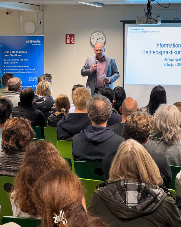 Hochschulvorstand Prof. Dr. Björn Hekman bei seiner Ansprache vor den Eltern am Gymnasium Süd