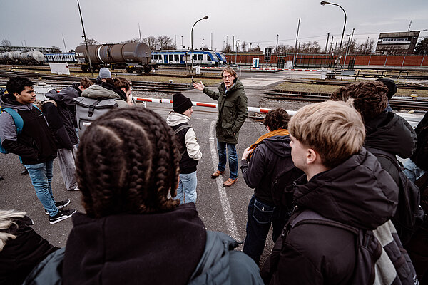 Gruppe hört einem Referenten zu.