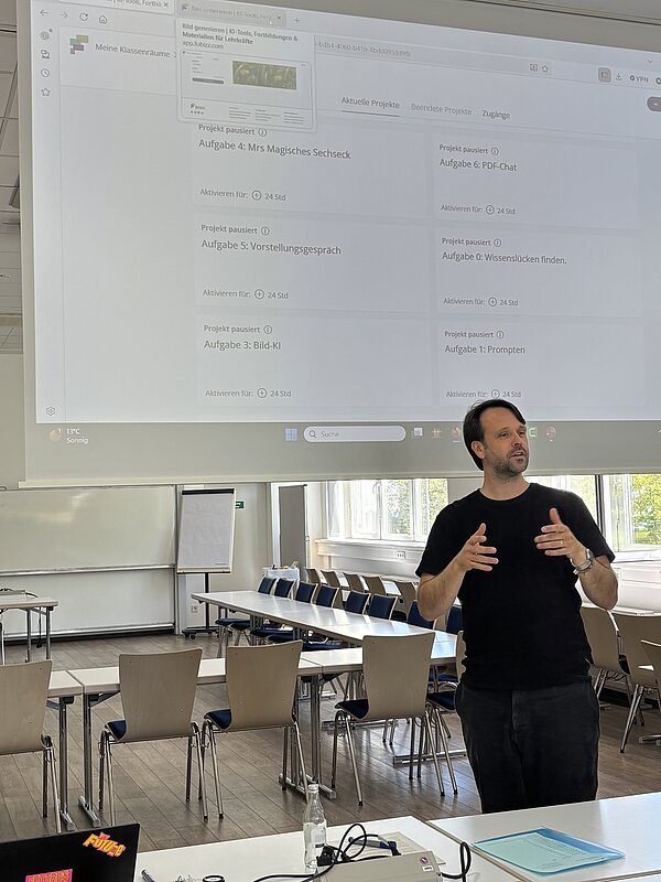 Mann spricht vor einer Präsentation.
