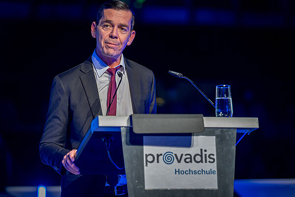 Professor am Rednerpult