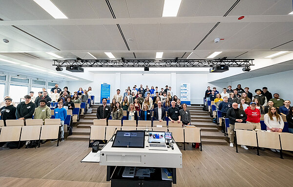 Großes Gruppenfoto von Studierenden im Hörsaal Gruppenfoto im Hörsaal