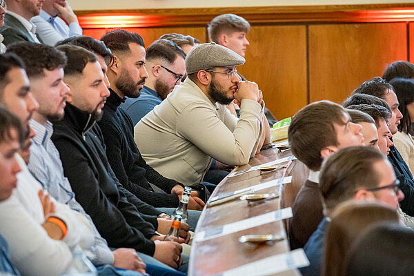 Zuhörer in einem Konferenzraum, aufmerksam und konzentriert Menschen in einem Publikum beim Zuhören