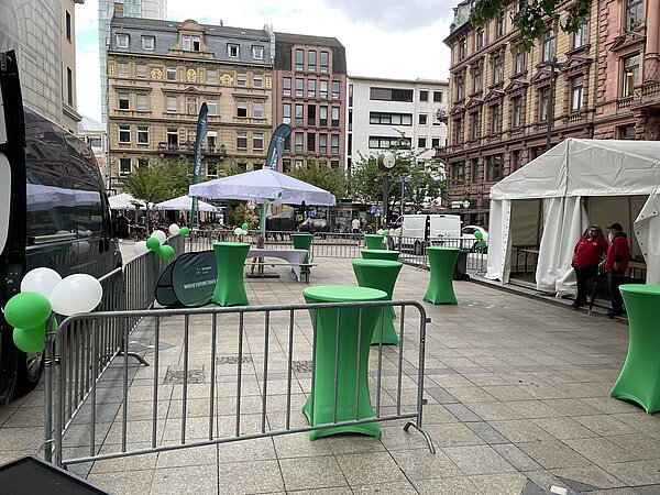 Platz mit grünen Tischen und Zelten in der Stadt Grüne Tische auf einer Stadtveranstaltung