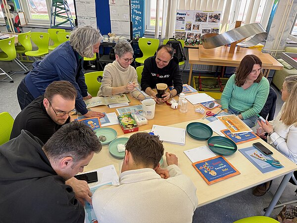 Menschen bei einer Gruppenarbeit.