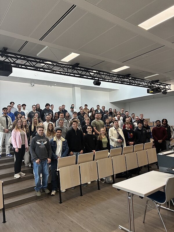 Studienstart 2025 Gruppenfoto der Studierenden zusammen mit ihren Professoren beim Studienstart auf dem Provadis Campus