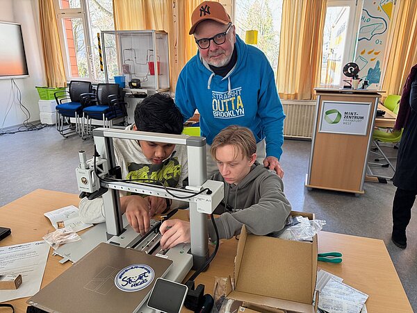 Zwei Schüler arbeiten mit dem 3D Drucker an der Leibnizschule Frankfurt