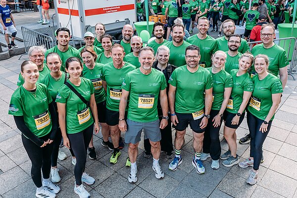 Gruppe von Läufern in grünen T-Shirts.