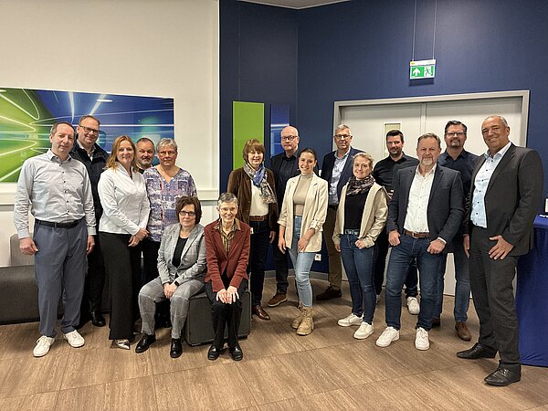 Gruppenfoto von Personen in einem Raum