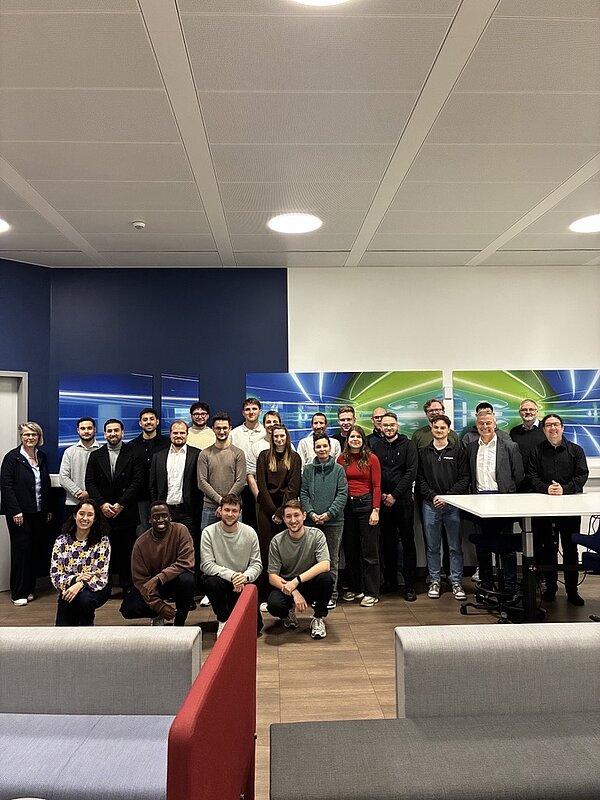 Studienstart 2025 Gruppenfoto der Studierenden zusammen mit ihren Professoren beim Studienstart auf dem Provadis Campus