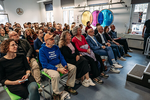 Publikum bei einer Veranstaltung mit verschiedenen Teilnehmern Menschenmenge bei Veranstaltung