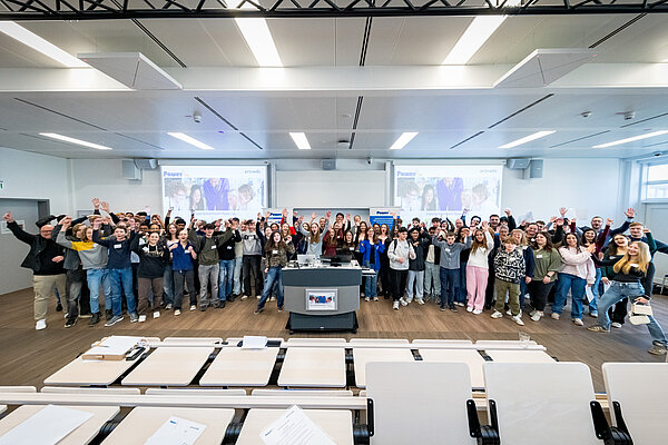 Gruppensfoto in einem Seminarraum