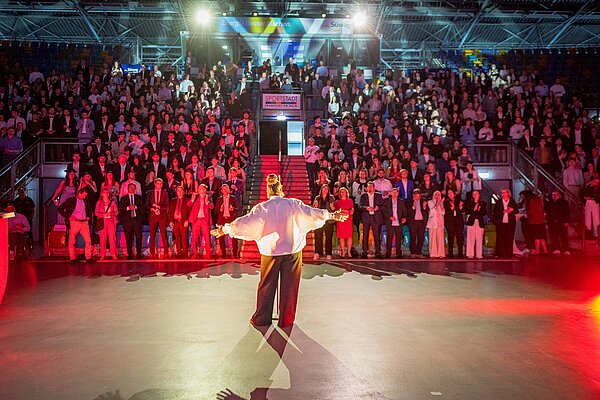 Sängerin Tiffany Kirkland steht vor den Absolventen