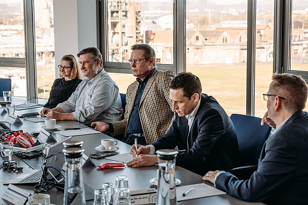 Professionelles Treffen in einem hellen Büro. Menschen bei einer Besprechung.