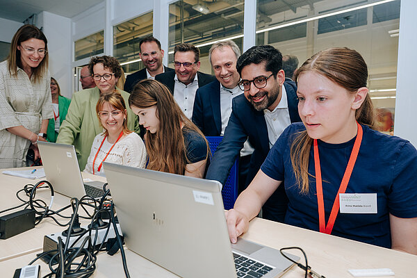 Menschen arbeiten an Computern.