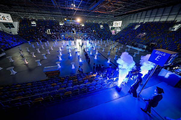 Studierende laufen in die Halle ein