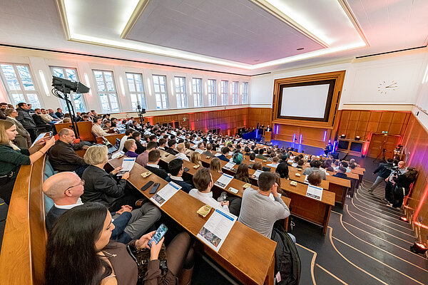 Konferenz im Auditorium mit voller Besetzung Menschenmenge in einem Auditorium