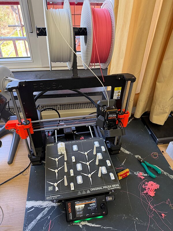 3D-Drucker auf einem Tisch mit verschiedenen Materialien 3D-Drucker mit Filamentrollen