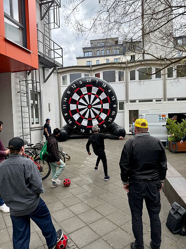Dart-Aktion "Provadis hilft"