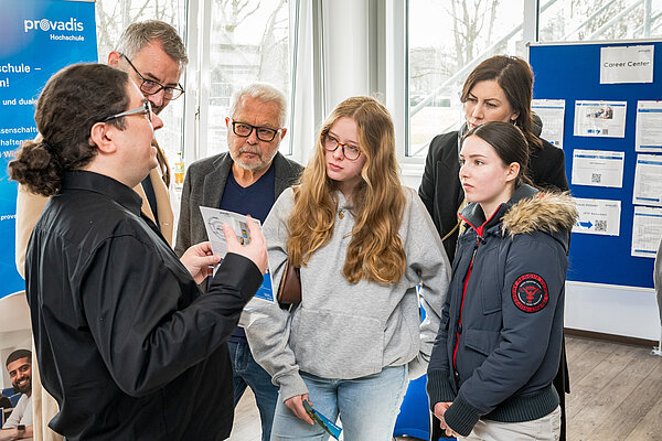 Gesprächsgruppe bei einer Hochschulmessen