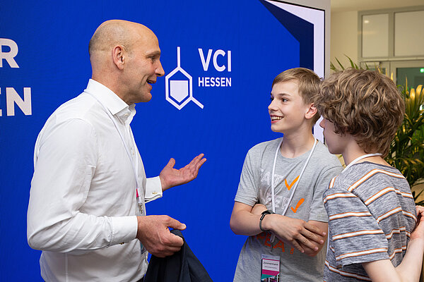 Schüler der MINT-Zentren im Gespräch mit Chemie-Nobelpreisträger Prof. Benjamin List bei der VCI-Veranstaltung