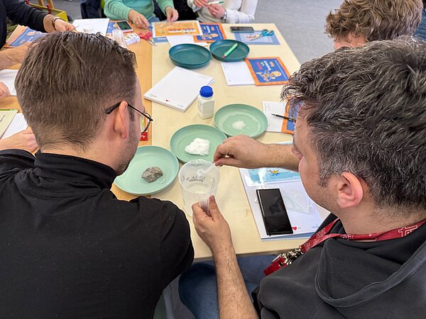 Zwei Personen bei einem Experiment.