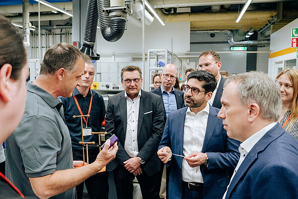 Gruppendiskussion in einer Fabrikhalle