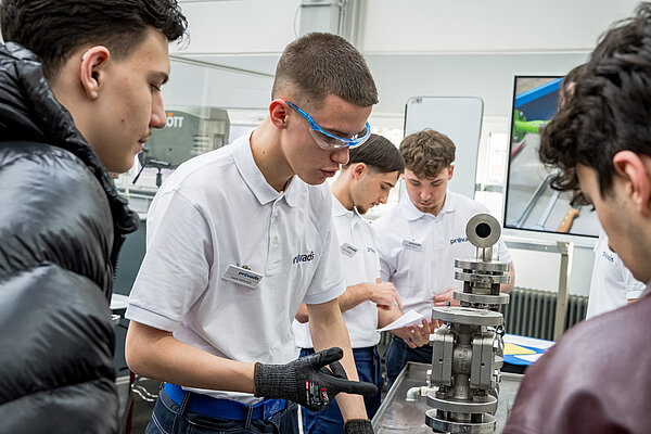 Jugendliche bei praktischer Ausbildung
