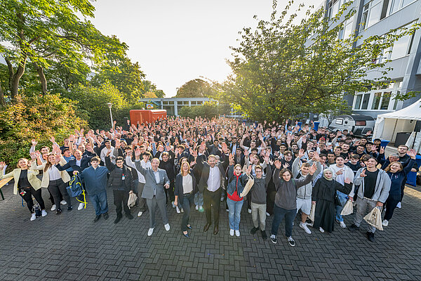 Großes Gruppenfoto im Freien bei Sonnenschein Gruppenfoto mit vielen Menschen auf dem Provadis Campus