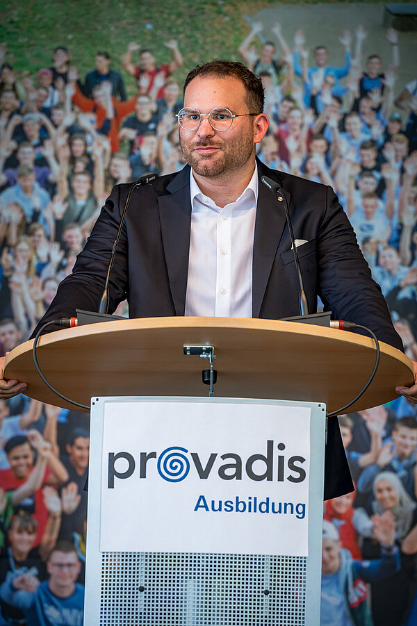 Mann spricht bei einer Ausbildungspräsentation. Mann spricht am Rednerpult.