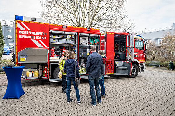 Feuerwehrfahrzeug mit Leuten