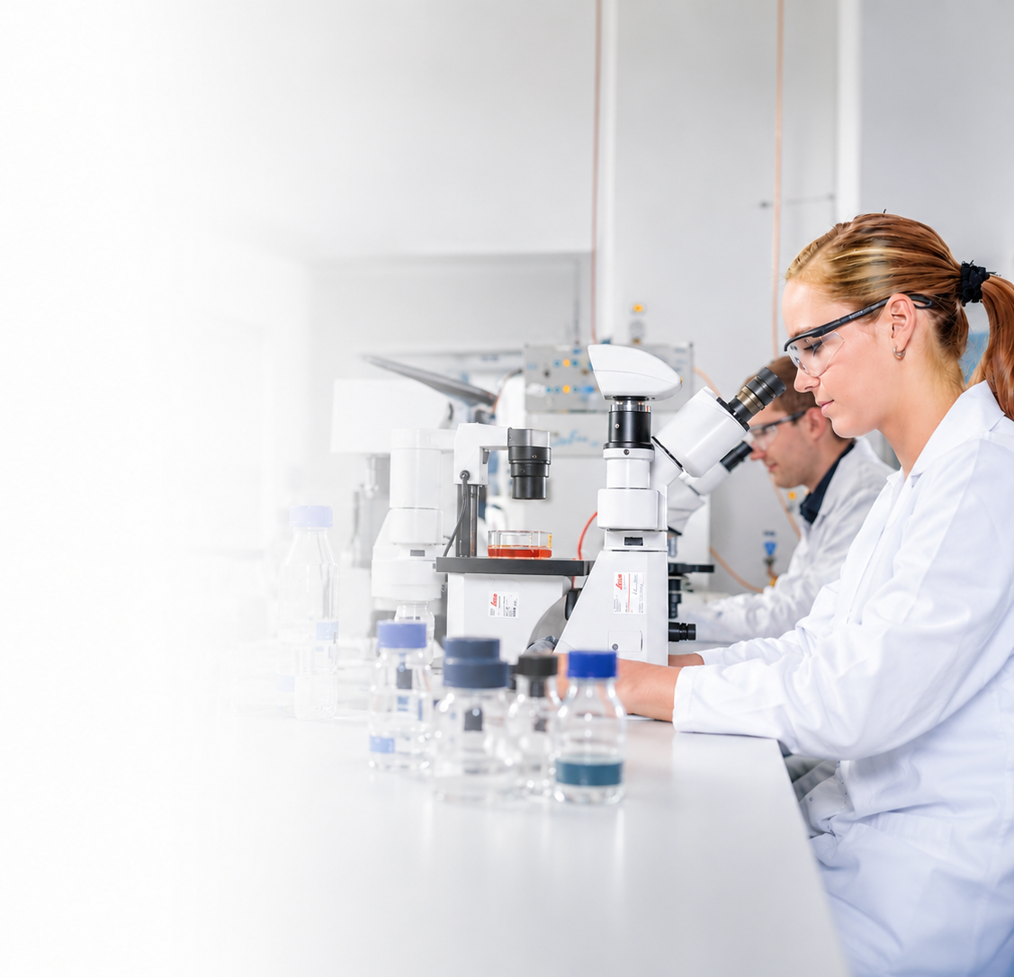 Forschungsteam analysiert Proben im Labor Wissenschaftler im Labor
