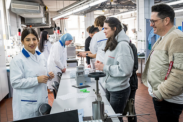 Studierende im Labor bei einer Übung.
