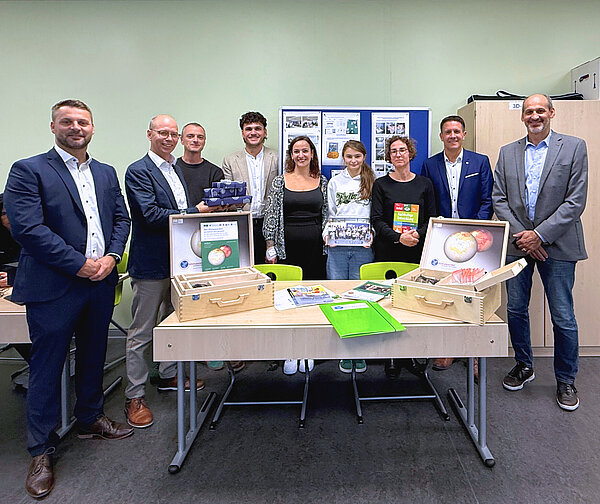 Gruppenfoto bei der symbolischen Überreichung erste Materialien für die kurz bevorstehenden gemeinsamen Workshops.