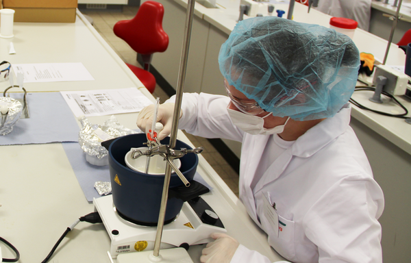 Forscher in Labor bei Experimenten