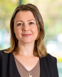 Professionelles Porträt einer Frau mit lächelndem Ausdruck Porträt einer Frau mit langen Haaren