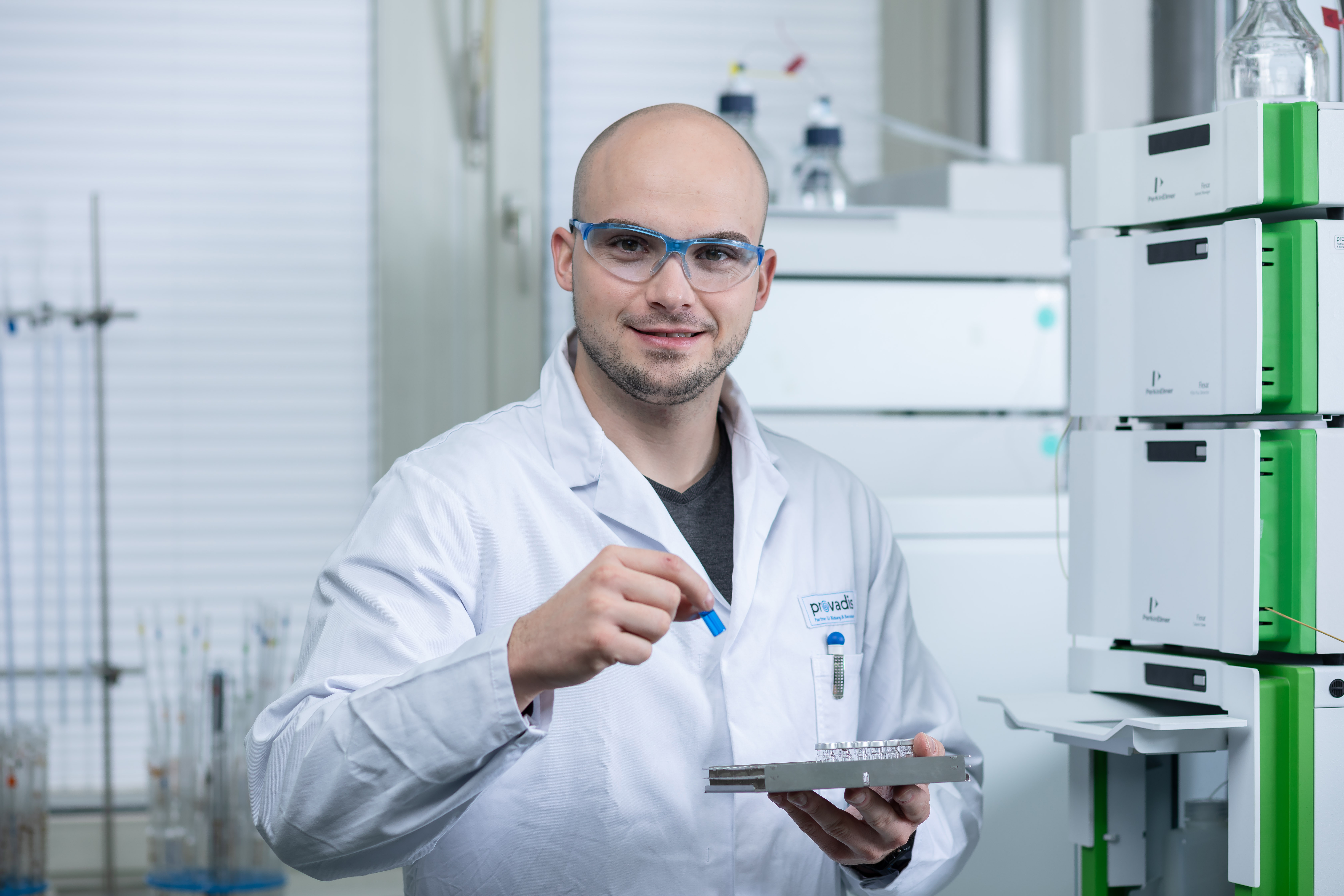 Wissenschaftler mit Probenplatte im Labor Wissenschaftler im Labor